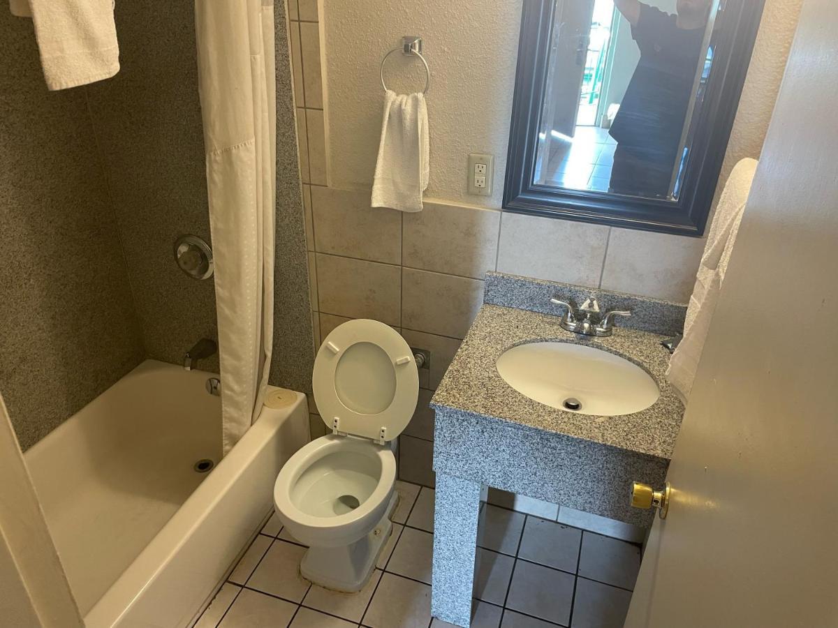 Budgetel Inn And Suites - Луисвил Екстериор снимка